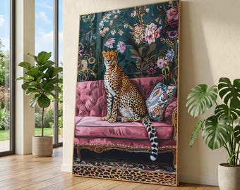 Könnte beinhalten: Ein rechteckiger Wandkunstdruck, der einen Geparden auf einem getufteten rosa Samtsofa zeigt. Der Hintergrund zeigt ein dunkles Blumenmuster mit verschiedenen bunten Blüten. Die Basis des Rahmens ist mit einem Leopardenmuster verziert.