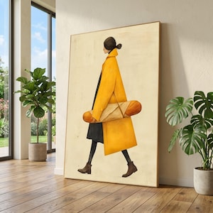 Puede incluir: Impresión artística de una persona con abrigo amarillo llevando una baguette. La figura camina, con un vestido negro y botas marrones. El fondo es de color beige neutro, con un marco de madera.