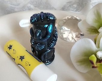 Estuche de pintalabios de fantasía, hecho a mano en purpurina azul cromo con dragón y serpiente hechos de arcilla polimérica.