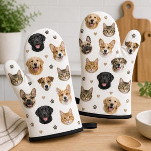 Può includere: Due presine bianche con bordi neri, decorate con immagini di cani e gatti, impronte di zampe e cuori. Le presine sono progettate per l'uso in cucina e sono realizzate in materiale resistente al calore.