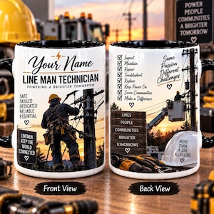 Puede incluir: Una taza de cerámica blanca con interior y asa negros. El frente muestra a un técnico en un poste eléctrico con el texto 'Your Name LINE MAN TECHNICIAN'. El reverso presenta una lista de verificación, un camión grúa y el texto 'Same Passion Different Challenges' y 'MORE THAN A JOB A LIFELINE'.