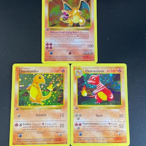 Charmander, Charmeleon, Charizard Evolution Trio Réplicas personalizadas del set base de 1999 de Pokémon: cartas TCG proxy holográficas brillantes (estuche incluido).