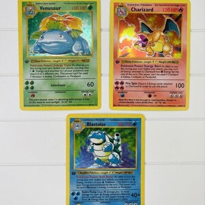 Individuelles Pokémon-Kartenset der 1. Edition von 1999 – Basis-Set-Trio, Glurak, Bisaflor, Turtok Holo-Bundle (inkl. Hülle)