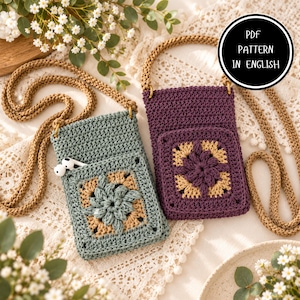 Può includere: Due borse a tracolla all'uncinetto con lunghi cinturini color marrone chiaro. Una borsa è verde salvia con un motivo quadrato marrone chiaro, l'altra è viola scuro con un motivo quadrato marrone chiaro. Un badge circolare nero con testo bianco recita PDF PATTERN IN ENGLISH.