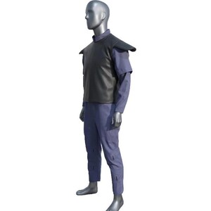 K&ouml;nnte beinhalten: Ein Kost&uuml;mset bestehend aus einem dunkelblauen lang&auml;rmeligen Hemd und einer passenden Hose, kombiniert mit einer schwarzen &auml;rmellosen Weste mit strukturierten Schulterpolstern. Das Outfit wird auf einer grauen Schaufensterpuppe pr&auml;sentiert.