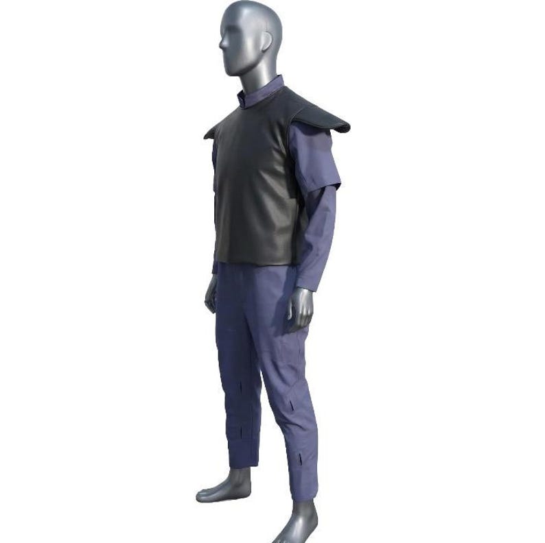 K&ouml;nnte beinhalten: Ein Kost&uuml;mset bestehend aus einem dunkelblauen lang&auml;rmeligen Hemd und einer passenden Hose, kombiniert mit einer schwarzen &auml;rmellosen Weste mit strukturierten Schulterpolstern. Das Outfit wird auf einer grauen Schaufensterpuppe pr&auml;sentiert.