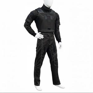 K&ouml;nnte beinhalten: Schwarzes taktisches Outfit mit wei&szlig;en Steppn&auml;hten, pr&auml;sentiert auf einer Schaufensterpuppe. Das Outfit umfasst eine kurze Jacke mit langen &Auml;rmeln, einen hohen Kragen und eine passende Hose. Das Design weist verst&auml;rkte Eins&auml;tze und eine zweckm&auml;&szlig;ige &Auml;sthetik auf.