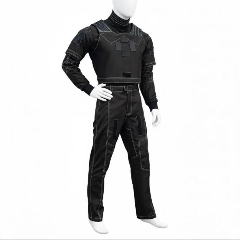 K&ouml;nnte beinhalten: Schwarzes taktisches Outfit mit wei&szlig;en Steppn&auml;hten, pr&auml;sentiert auf einer Schaufensterpuppe. Das Outfit umfasst eine kurze Jacke mit langen &Auml;rmeln, einen hohen Kragen und eine passende Hose. Das Design weist verst&auml;rkte Eins&auml;tze und eine zweckm&auml;&szlig;ige &Auml;sthetik auf.