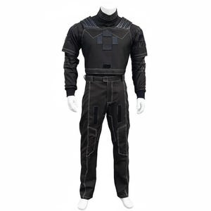K&ouml;nnte beinhalten: Ein schwarzer Overall mit wei&szlig;en N&auml;hten, der auf einer Schaufensterpuppe pr&auml;sentiert wird. Das Outfit hat einen hohen Kragen, lange &Auml;rmel und ein kurzes Oberteil. Die Hose hat ein gerades Bein-Design. Der Overall hat eine taktische oder futuristische &Auml;sthetik.