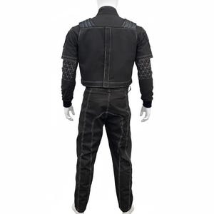 K&ouml;nnte beinhalten: Schwarzes zweiteiliges Outfit mit wei&szlig;en N&auml;hten. Die Jacke hat einen hohen Kragen und geometrische Muster an den &Auml;rmeln. Die Hose hat ein gerades Bein-Design. Das Outfit wird auf einer Schaufensterpuppe pr&auml;sentiert.