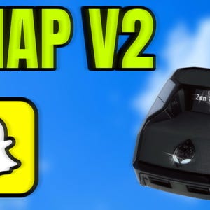 Puede incluir: La imagen presenta el texto "SNAP V2" en letras verde brillante sobre un dispositivo electrónico negro con una pantalla que muestra un logotipo. También hay un cuadrado amarillo con el logotipo del fantasma de Snapchat.