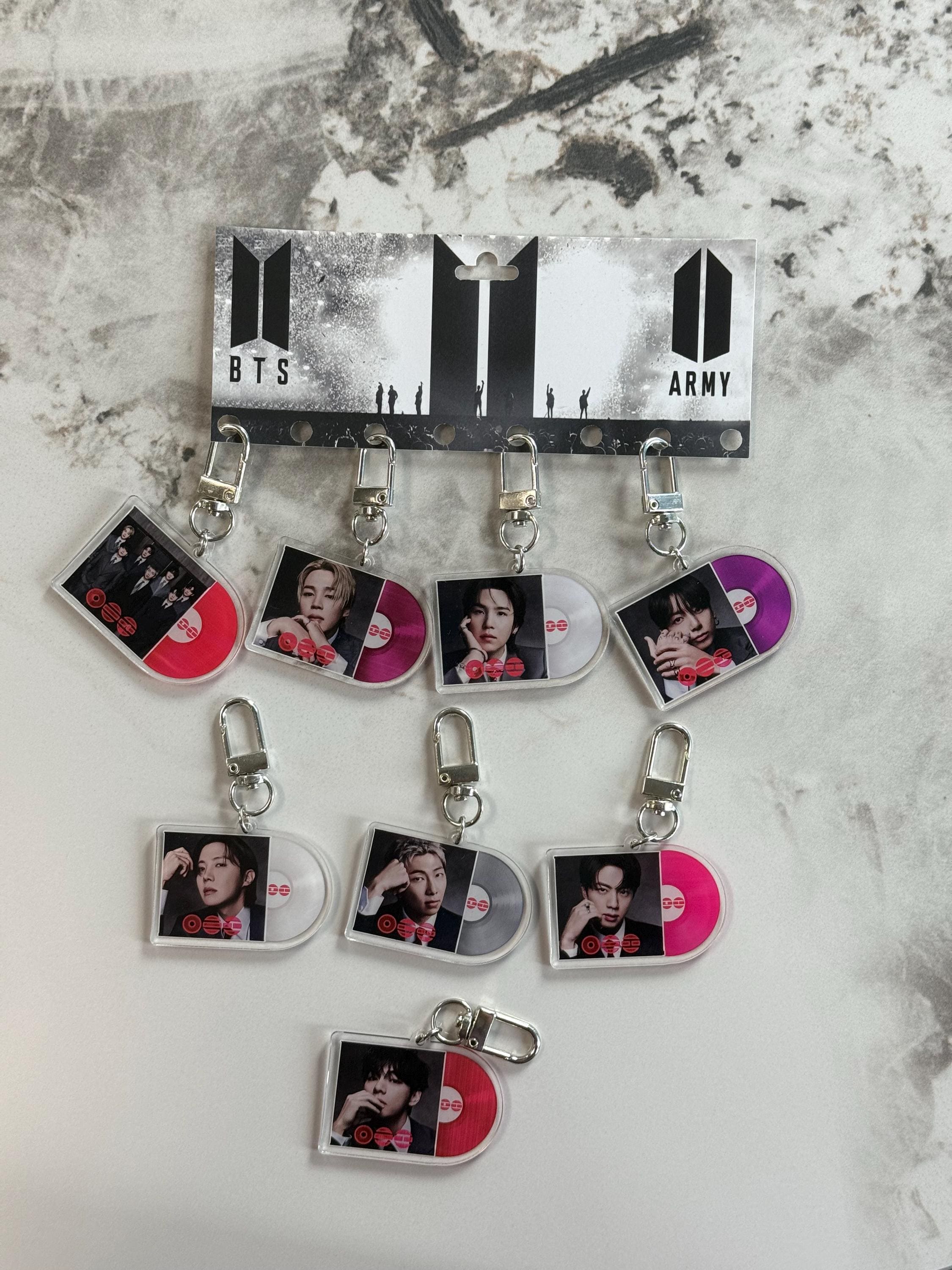 BTS テヒョン アクリルチャーム タグ③ BTS アクリルコイルストラップキーリング テヒョン ver.3 - メルカリ