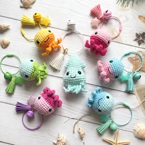 Gehaakte sleutelhanger octopus – handgemaakte amigurumi baby-octopus en inktvis tasbedel, schattige sleutelhanger oceaandier met bel, ster en kwastje cadeau