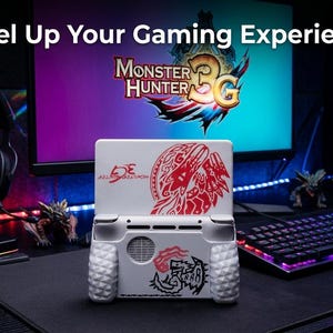 Op de afbeelding: Een witte keramische mok met een zwarte handgreep en de tekst "But First, Coffee" in een vetgedrukte, zwarte letter. De mok staat tegen een effen witte achtergrond, wat het eenvoudige ontwerp benadrukt.