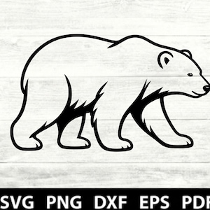 Può includere: Un'illustrazione grafica digitale in bianco e nero di un orso polare che cammina di profilo. Il design presenta audaci contorni neri e un'ombreggiatura nera solida sulle zampe e sul ventre. Il testo SVG PNG DXF EPS PDF è in basso.