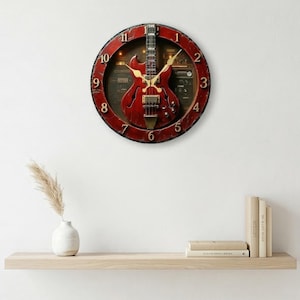 Puede incluir: Un reloj de pared rojo y marrón con forma de guitarra y manecillas doradas. La esfera del reloj presenta un diseño de guitarra con los números del 1 al 12. El reloj está montado en una pared blanca.