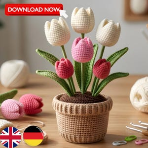 Könnte beinhalten: Ein gehäkeltes Tulpenarrangement in einem gewebten Topf. Das Arrangement zeigt weiße, rosa und rote Tulpen mit grünen Stielen und Blättern. Der Topf hat eine hellbraune Farbe. Das Bild enthält den Text "DOWNLOAD NOW".
