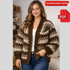 Puede incluir: Un cárdigan de ganchillo marrón, beige y crema con un patrón geométrico. El suéter abierto tiene mangas largas y se usa sobre una camiseta blanca y jeans azules. La imagen incluye un botón rojo "DESCARGAR AHORA" y un icono "PDF" rojo.