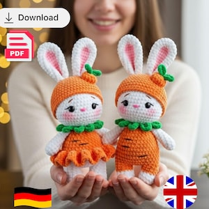 Könnte beinhalten: Zwei handgefertigte Häkelhasenpuppen. Jede Puppe ist weiß mit orangefarbenen Outfits und Hüten im Karotten-Design. Die Puppen haben rosa gefütterte Ohren und grüne Akzente. Das Bild enthält das Wort "Download" und ein PDF-Symbol.