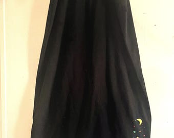 Vintage Whimsigothic Maxikjol - Celestial Moon & Fladdermusapplikation - Svart Folkkonstkjol med Färgglada Ädelstenar - Häxig Boho Långkjol - Storlek Sm