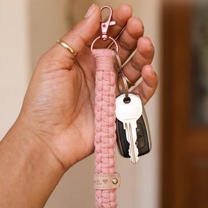 Makramee Schlüsselanhänger – Handgemacht, 20 cm, personalisierbar mit Edelstahl-, Messing-Vintage-; Gold oder Roségold-Karabiner