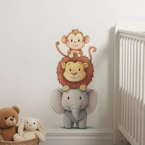 Vinilo decorativo de pared infantil con animales de safari en acuarela: pegatinas apiladas de elefante, león y mono de la jungla. Decoración unisex para habitación de bebé. Fácil de pegar y despegar.