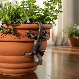 Colgador de plantas con forma de gecko para decoración de jardín, figura de lagarto original para maceta, adorno de resina para colgar en macetas, arte para patio exterior, regalo único para plantas.