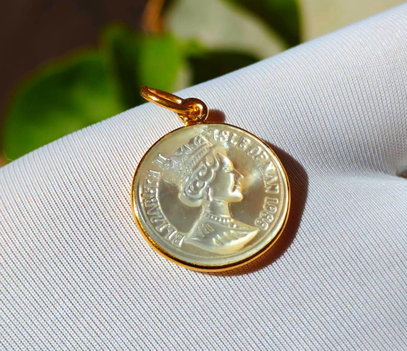 エリザベス2世 カットアウト ペンダント ニュージーランド 金鍍金仕上 新品 Elizabeth ii charm - Etsy 日本