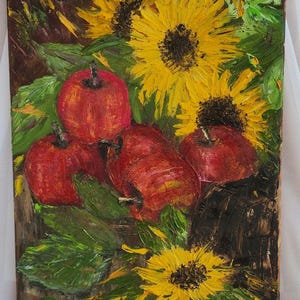 Op de afbeelding: Olieverfschilderij met een stilleven van rode appels en gele zonnebloemen. De appels zijn gegroepeerd, omringd door groene bladeren. De zonnebloemen hebben donkerbruine centra en heldergele bloemblaadjes. De achtergrond is een mix van bruin en groen.