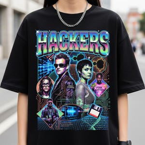 Könnte beinhalten: Schwarzes T-Shirt mit einem farbenfrohen Grafikdesign mit dem Wort "HACKERS" in einer Retro-Schriftart. Das Design enthält Bilder von Personen, Leiterplattenmustern und einer Diskette. Das T-Shirt hat einen Rundhalsausschnitt und kurze Ärmel.