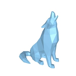 Puede incluir: Una figura de lobo geométrico azul claro en pose de aullido. El diseño poligonal le da a la escultura una estética moderna y minimalista. El lobo está sentado con la cabeza inclinada hacia arriba, la boca abierta y la cola enroscada.
