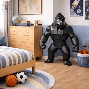 Puede incluir: Una gran escultura de gorila geométrico negro se encuentra en un dormitorio. La habitación cuenta con una cómoda de madera, una cama con una colcha a rayas y una alfombra redonda con rayas de arcoíris. Una pelota de baloncesto y un balón de fútbol están en el suelo.