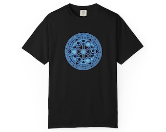 Könnte beinhalten: Ein schwarzes T-Shirt mit kurzen Ärmeln und einer kreisförmigen Grafik auf der Brust. Das Design besteht aus einem leuchtend blauen geometrischen Muster mit sechs Abschnitten, die jeweils Symbole enthalten, umgeben von einem Ring aus blauem Text.
