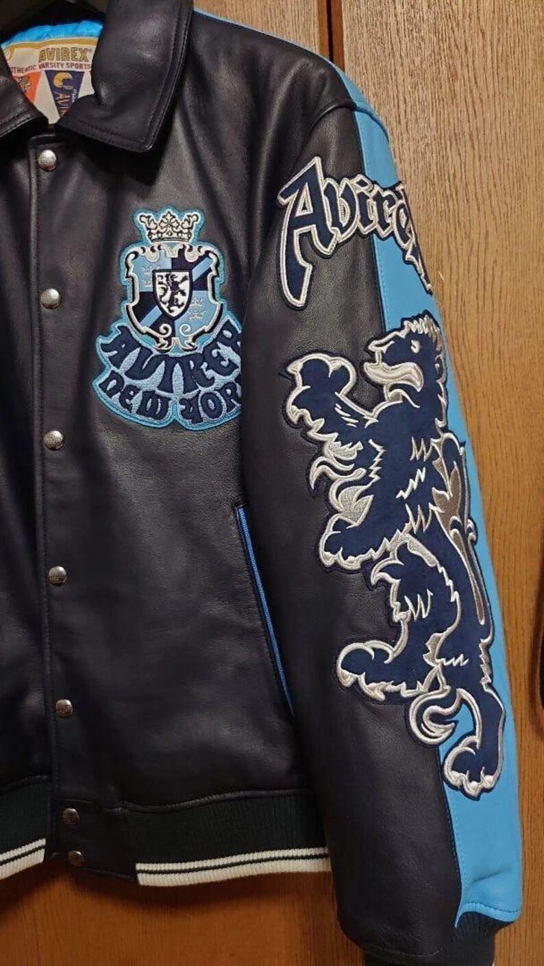 Peut inclure: Une tasse en c&eacute;ramique blanche avec une anse noire et le texte "But First, Coffee" en gras noir. La tasse est pos&eacute;e sur un fond neutre, soulignant son design simple.