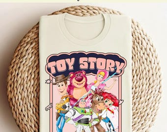 Transfer Toy Story DTF, Gotowy do Prasowania DTF, Transfer Termotransferowy Retro Pink Toy Story, Lotso i Przyjaciele DTF, Transfer Estetyczny Coquette Toy Story
