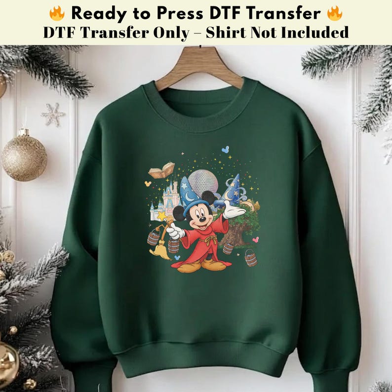 Pode incluir: Um moletom verde escuro com um gr&aacute;fico do Mickey Mouse vestido de feiticeiro, com um castelo e outros elementos m&aacute;gicos. O texto na parte superior diz "Ready to Press DTF Transfer" e "DTF Transfer Only - Shirt Not Included."