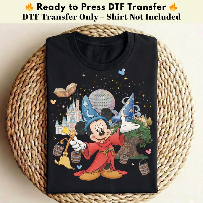 Pode incluir: Camiseta preta com um gr&aacute;fico colorido do Mickey Mouse como feiticeiro, com um castelo, um globo e outros elementos m&aacute;gicos. O texto na parte superior diz "Ready to Press DTF Transfer - DTF Transfer Only - Shirt Not Included."