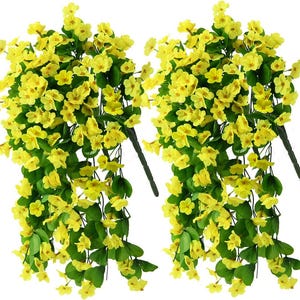Könnte beinhalten: Zwei identische künstliche Hängeblumenstiele mit Büscheln aus kleinen, leuchtend gelben Blüten und dunkelgrünen Blättern. Jeder Stiel hat einen langen, dünnen, dunkelgrünen Stängel, der oben herausragt und ein dichtes, kaskadierendes Arrangement trägt.