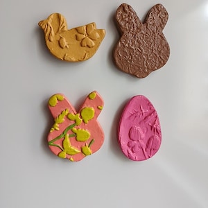 Magnet "collection Pâques" faits main en pâte auto-durcissante, gheso, peinture acrylique et vernis. Modèle entre 5 et 7 cm/ entre 3 et 5 cm