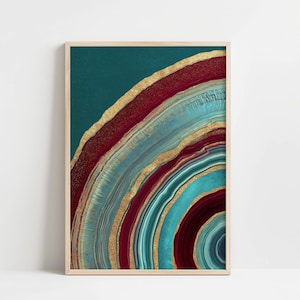 Può includere: Stampa artistica astratta con un design a semicerchio. Presenta strati di verde acqua, bordeaux e oro. L'opera d'arte è incorniciata in una cornice di legno chiaro, creando un'estetica moderna. La tavolozza dei colori è ricca e invitante.