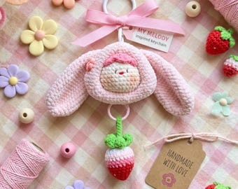Conejito rosa de ganchillo con diseño de fresa / Decoración infantil amigurumi hecha a mano