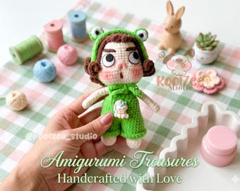 Muñeca de ganchillo de rana adorable y melancólica / Peluche amigurumi hecho a mano / Llavero de ganchillo kawaii / Muñeca de rana con ropa de hilo suave / Decoración de escritorio adorable