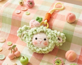 Llavero de oveja verde de ganchillo, colgante de peluche amigurumi kawaii para bolso, accesorio hecho a mano en tonos pastel.