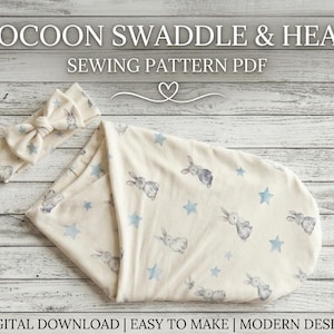 Puede incluir: Un conjunto de capullo y diadema para bebé de color crema. La tela presenta un estampado de estrellas y conejitos de color azul claro. El texto "BABY COCOON SWADDLE & HEADBAND SEWING PATTERN PDF" se muestra en la parte superior. Las palabras "DESCARGA DIGITAL | FÁCIL DE HACER | DISEÑO MODERNO" están en la parte inferior.