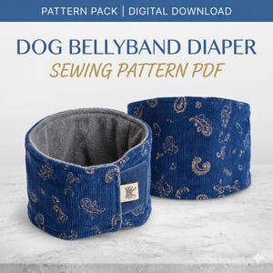 Pode incluir: Duas fraldas para cães azuis com um padrão paisley. As fraldas são feitas de tecido de veludo cotelê e têm um interior macio e cinza. O texto "DOG BELLYBAND DIAPER SEWING PATTERN PDF" é exibido na parte superior da imagem.