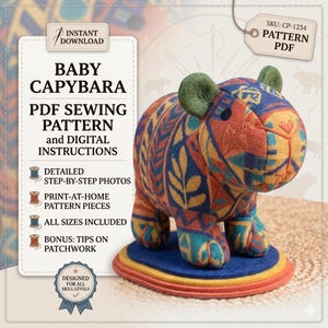 Puede incluir: Un capibara de peluche con un patrón colorido, sobre una base en capas. La imagen incluye el texto "BABY CAPYBARA PDF SEWING PATTERN" y "DESCARGA INSTANTÁNEA." El patrón incluye fotos detalladas y todas las tallas. El SKU es CP-1234.
