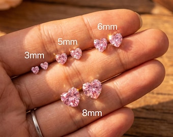 Pendientes de plata hechos a mano con forma de corazón rosa, diseño minimalista.