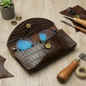 Krokodil geprägte Lederbrillenhülle - Vintage-inspirierte handgefertigte Brillenhülle