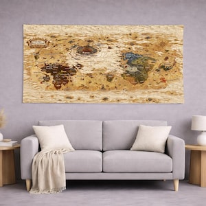 Puede incluir: Un tapiz mural con un mapa del mundo de estilo vintage. El mapa muestra los continentes en tonos marrones, verdes y azules, con etiquetas de texto. El tapiz está colgado sobre un sofá gris con cojines y una manta.