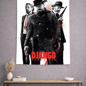 Puede incluir: Un tapiz de pared blanco con el cartel de la película Django Unchained. El cartel muestra a tres hombres vestidos de negro, sosteniendo armas, con el título "DJANGO UNCHAINED" en rojo. El fondo tiene salpicaduras rojas.